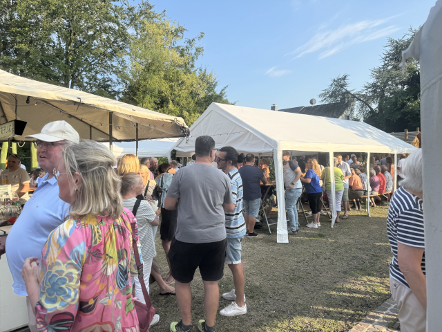 Menschen, die das Weinfest genießen.