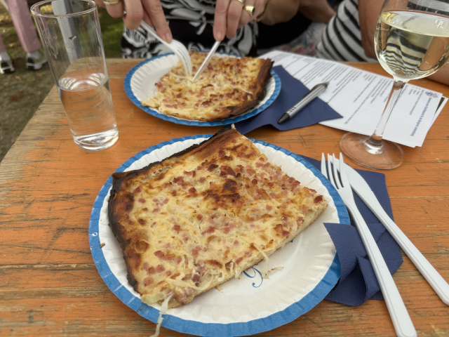 Flammkuchen auf einem Teller